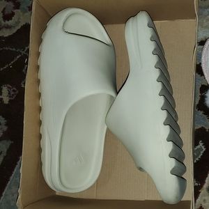 Non authentic Yezzy Slides.